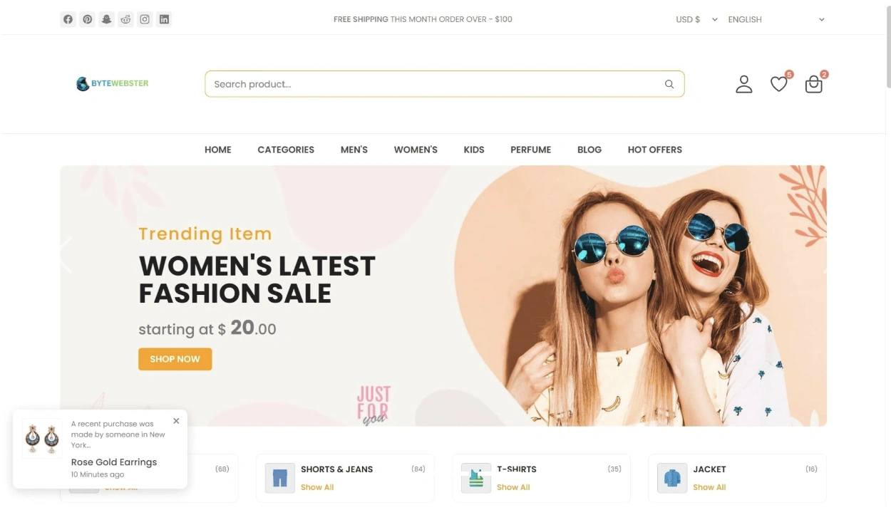 Emprendedora revisando los productos de su tienda online en una computadora portátil